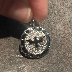 NWT Sparkling Dove Circle Pendant Necklace in Silver
